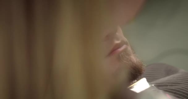 Barbier Coupe Homme Barbu Avec Machine Raser Dans Salon Coiffure — Video