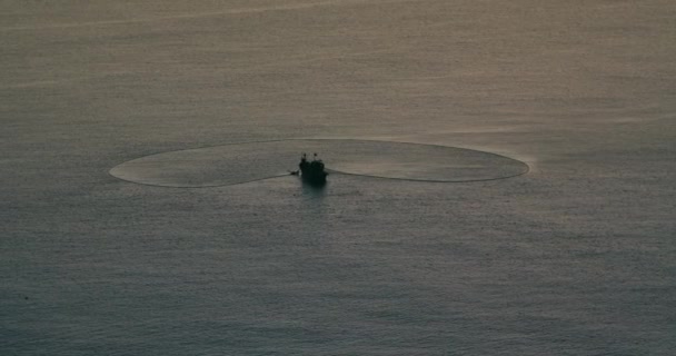 看到一艘在大西洋航行的渔船 在一个美丽的日子里 渔船在公海上航行 渔船上的渔网 — 图库视频影像
