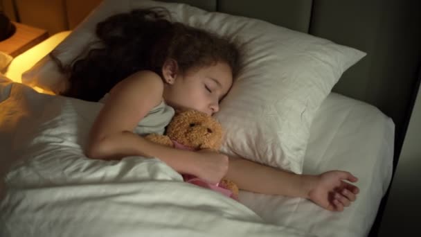 Menina Dez Anos Dorme Docemente Seu Berço Sorri Enquanto Dorme — Vídeo de Stock