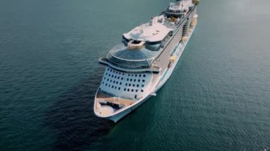 Güneşli bir yaz gününde okyanusa ya da denize yelken açan bir yolcu gemisinin havadan görünüşü