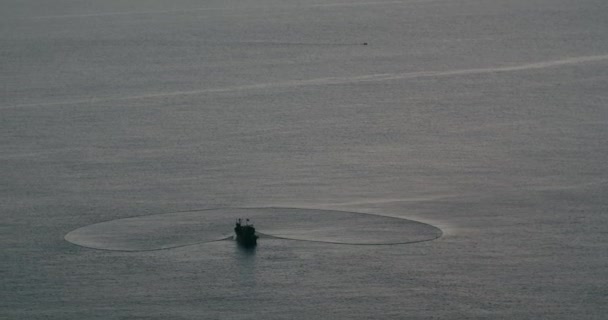 Вид Рыбацкую Лодку Плывущую Атлантическом Океане Рыбацкую Лодку Открытом Море — стоковое видео