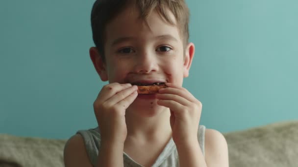 チョコレートでパンを食べるかわいい子供の肖像画 お菓子をたくさん食べる甘い歯を持つ子供たちのコンセプト 4Kについて — ストック動画