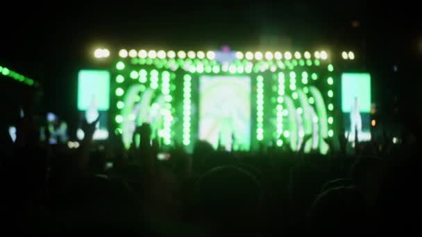 Koncert Zespołu Rockowego Ulicy Nocy Tłum Podnosi Ręce Aby Powitać — Wideo stockowe