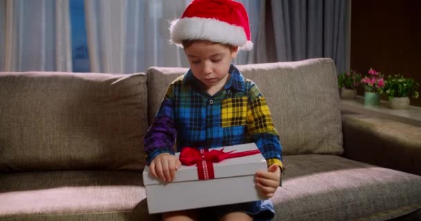 Щаслива Мила Дитина Захваті Від Несподіванки Відкриває Коробку Різдвяних Подарунків — стокове відео