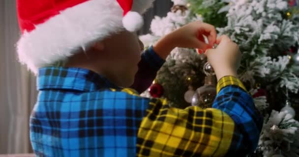 Gelukkig Meisje Versiert Kerstboom Met Ballen Veel Geschenkdozen Onder Boom — Stockvideo