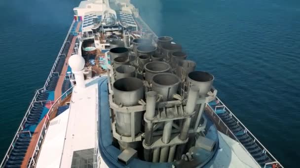 Черный Дым Труб Круизного Лайнера Вид Воздуха Круизный Корабль Открытой — стоковое видео
