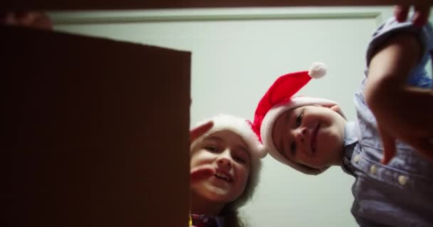 Niños Felices Encantados Con Sorpresa Abran Una Caja Con Regalos — Vídeos de Stock