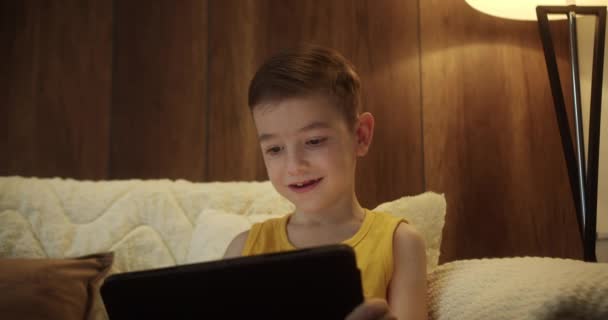 リビングルームでタブレットを使用して子供を恐れる5 4年閉じる 小さな子供は 安全なコンテンツをオンラインでサーフィンしないパッドコンピュータをホールド ソーシャルメディア上のセーフティパレンタルセキュリティ子供 — ストック動画