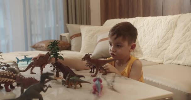 Милый Ребенок Забавный Мальчик Играющий Динозавров Малыш Объясняет Палеонтология Веселилась — стоковое видео