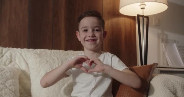 Güzel Mutlu Şirin Bir Çocuk Sevimli Bir Kız Çocuğu Parmaklarıyla — Stok video
