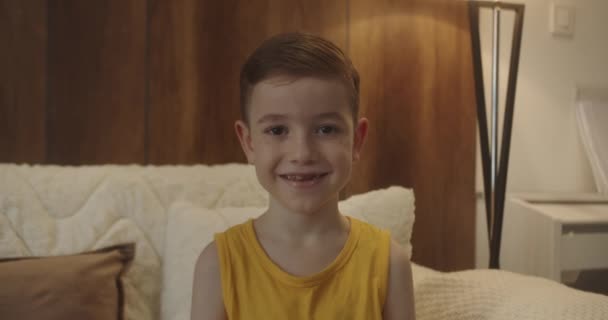 Portræt Funny Lille Dreng Smilende Barn Ser Kameraet Sidder Sofaen – Stock-video