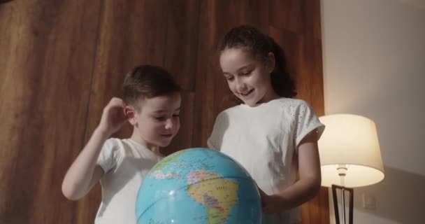 Dzieci Uczą Się Siedząc Domu Promieniach Słońca Pokoju Dzieci Świetle — Wideo stockowe