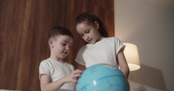 Діти Навчаються Сидячи Вдома Під Час Заходу Сонця Кімнаті Діти — стокове відео