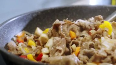 Sebze yemeği. Sebze yahnisini tavada pişir. Salatada dondurulmuş sebzeler. Yarı bitmiş yemek. Dilimlenmiş lahana brokoli..