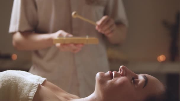 年轻美丽的高加索女人躺在温泉床上 用美容院按摩师的香精油做护肤护肤按摩 健康护理身体按摩温泉的概念 — 图库视频影像