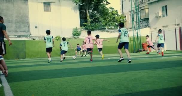 Dzieci Grają Piłkę Boisku Piłkarz Kopie Piłkę Dzieci Grają Futbol — Wideo stockowe