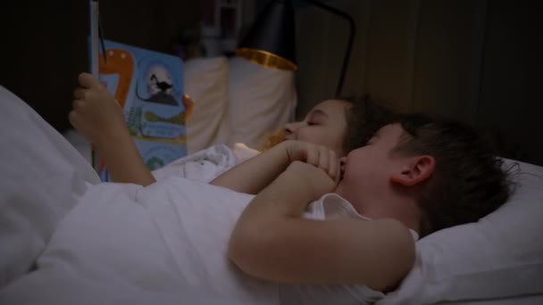 Kinderbetreuung Hause Kleine Schwester Kümmert Sich Den Jüngeren Bruder Liest — Stockvideo