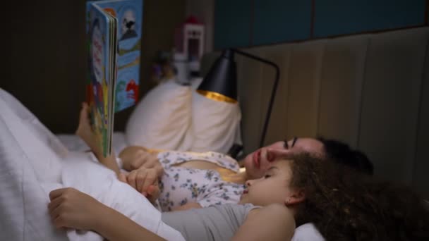 Kinderopvang Thuis Moeder Zorgt Voor Jongste Dochter Leest Een Verhaaltje — Stockvideo