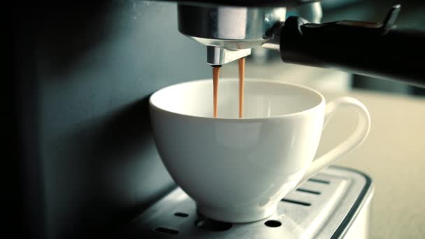 コンセプト朝焙煎黒コーヒーを飲む マシンからコーヒーストリームをカップに注ぐ マシンからコーヒーストリームをカップに入れてください 新鮮なコーヒーが流れる ホットエスプレッソを作る家 — ストック動画