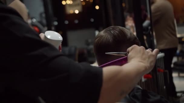 Friseur Bläst Haare Mit Haartrockner Modische Friseurin Schneidet Einem Friseursalon — Stockvideo
