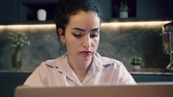 Blanke Serieuze Vrouwelijke Freelancer Met Bezorgd Gefrustreerd Gezicht Omdat Fout — Stockvideo
