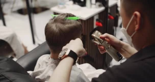 Hairdresser Blowing Hair Hairdryer Fashionable Hairdresser Cuts Childs Hair Clipper — Stock Video