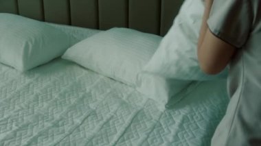 Çalışanlar, otelin iki hizmetçisi, müşteri odasındaki yatağı profesyonel olarak hazırlıyorlar. Beş yıldızlı otel konsepti ve kaliteli oda servisi. Kadınlar odadaki çarşafları değiştiriyor.