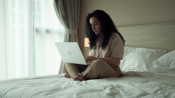 Schöne Kaukasische Frau Arbeitet Laptop Computer Geschäftsfrau Tippt Laptop Home — Stockvideo