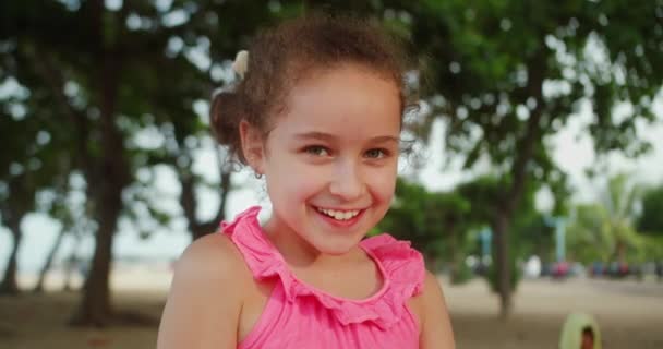 Boldog Lány Napsugarakban Lányos Arc Strandon Közelről Álomlány Boldog Gyermeki — Stock videók