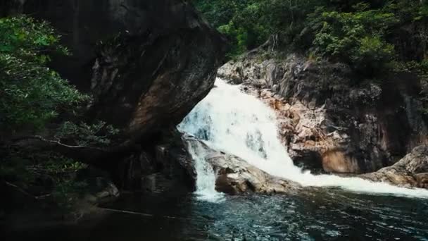 Csodálatos Gyönyörű Vízesés Vietnamban Esik Víz Felszínén Víz Hatalmas Kövek — Stock videók