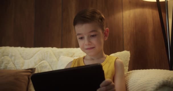 5岁的男孩关起来 怕孩子在客厅里用平板电脑 小孩子拿着平板电脑上网不安全内容上网在家概念安全父母安全孩子在社交媒体上 — 图库视频影像