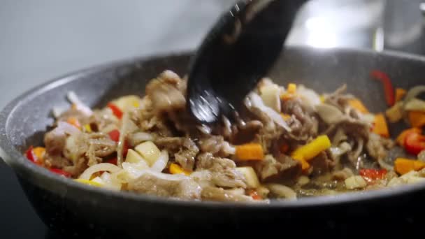 Obiad Warzywny Gotować Gulasz Warzywny Patelni Mrożone Warzywa Sałatce Półgotowe — Wideo stockowe