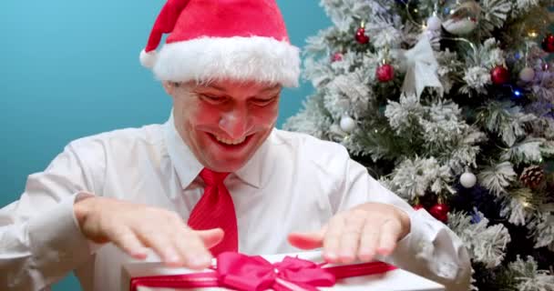 Papá Feliz Sombrero Navidad Papá Noel Recibe Regalo Mira Caja — Vídeo de stock
