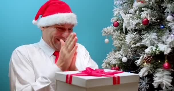 Ευτυχισμένος Χαμογελαστός Μπαμπάς Στο Καπέλο Χριστούγεννα Άγιος Βασίλης Λαμβάνει Ένα — Αρχείο Βίντεο