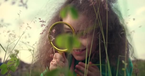 Детские Сны Траве Парке Счастливый Симпатичный Ребенок Улыбается Смотрит Камеру — стоковое видео
