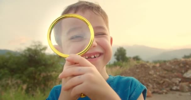 Szczęśliwa Mała Uśmiechnięta Dziewczynka Patrząca Kamerę Lupą Dzieci Jest Sen — Wideo stockowe
