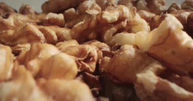 Makro çekim, siyah ve sarı arka planda güzel ışık altında fındık bademlerinin yakın çekim makrosu, Macro badem fındıklı meyveler. Sağlıklı besin organik gıdalar.