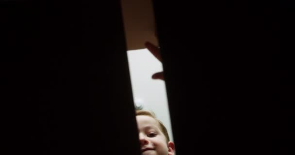 Joyeux Enfant Mignon Ravi Surprise Ouvre Boîte Avec Des Cadeaux — Video