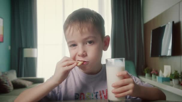 Portret Przystojnego Dziecka Pijącego Mleko Jedzącego Ciasteczka Krakersy Domu Zdrowe — Wideo stockowe
