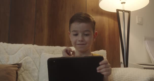 Κοντινό Πλάνο Αγόρι Ετών Φοβάται Παιδί Χρησιμοποιώντας Tablet Στο Σαλόνι — Αρχείο Βίντεο