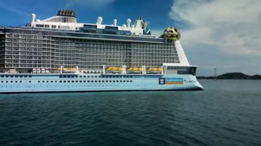 Yolcu gemisinin açık denizdeki hava görüntüsü. Güneşli bir yaz gününde denizde ya da okyanusta seyahat eden yolcu gemisi. Lüks yolcu gemisinin açık denizde son sürat giden üst hava manzarası, lüks tatil.