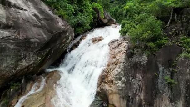 Erstaunlich Schöner Wasserfall Vietnam Fallendes Wasser Fällt Auf Die Wasseroberfläche — Stockvideo