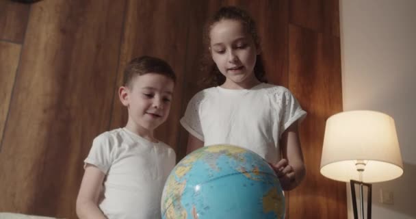 Gyerekek Otthon Tanulnak Napnyugtakor Szobában Gyerekek Reggeli Napnyugta Globe Aranyos — Stock videók