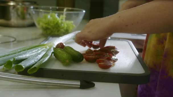 Женщина Стоящая Современной Домашней Кухне Готовящая Здоровый Овощной Салат Наслаждается — стоковое видео