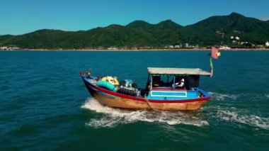 Mui Ne, Vietnam 'da balıkçı köyü. Mui Ne Balıkçı Köyü, fırtınalardan korunmak için birkaç yüz balıkçı teknesiyle uçarken, Vietnam 'ın ortasında güzel bir körfezdir. Asya balıkçı tekneleri. 4K.