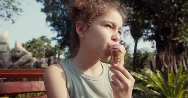 귀여운 어린이는 여름철에 맛있는 아이스크림을 즐긴다 공원에서 아이스크림먹은 아이스크림을 소녀의 — 비디오