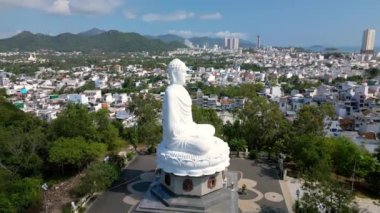 Uçsuz bucaksız mavi gökyüzü ve Vietnam 'ın Büyük Buda' sı. Büyük Buda 'nın sisli beyaz heykeli. Beyaz Buda Vietnam, Nha Trang Vietnam 'ın simgelerinden biridir. 4K.