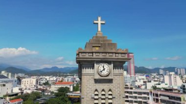 Nha Trang Katolik Piskoposluğu Kilisesi 'nin ana kilisesi Nha Trang, Vietnam' a uçan insansız hava aracının 4K panoramik video görüntüsü. 4K Nha Trang, Vietnam.