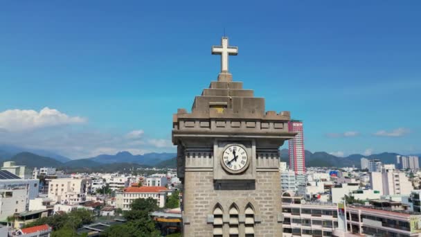 空中拍摄了美丽的4K全景航拍 从无人驾驶飞机飞到越南的Nha Trang 这是Nha Trang天主教教区教堂的主要教堂 Nha Trang — 图库视频影像