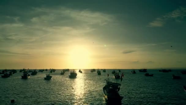 Záběry Dronů Několika Tuctů Asijských Rybářských Člunů Při Západu Slunce — Stock video